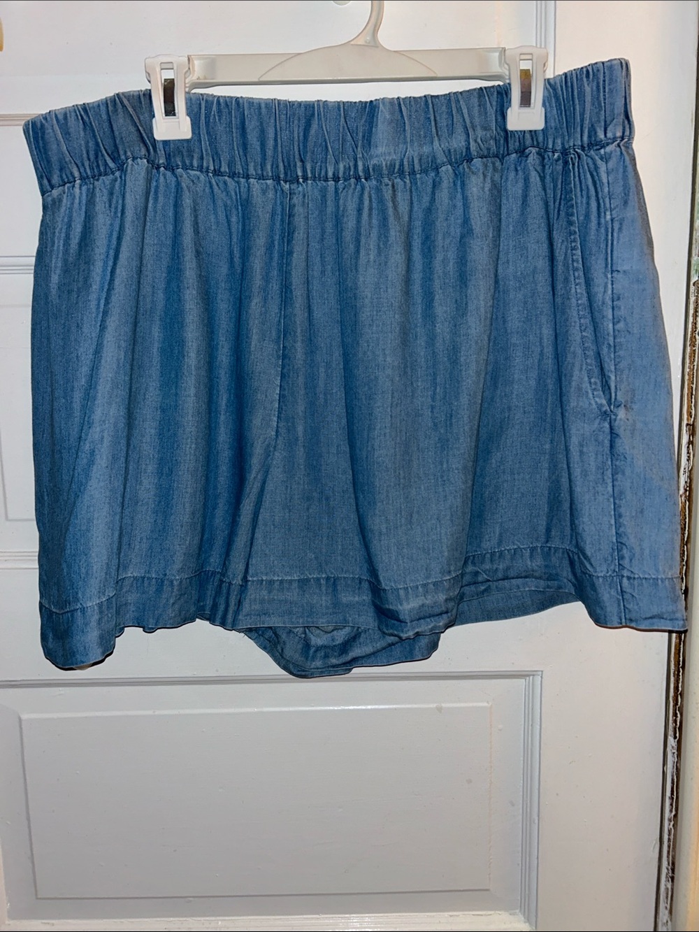 Women’s Elastic Waist Chambray Shorts - Blue